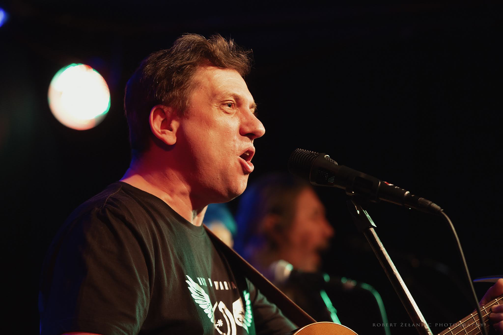 Wokalista z gitarą podczas jubileuszowego koncertu