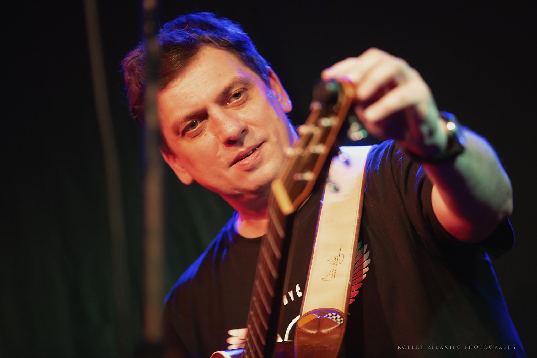 Muzyk strojący gitarę przed występem